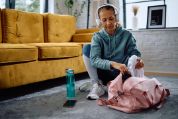 Eine moderat motivierte Frau packt ihre Sporttasche Eine moderat motivierte Frau packt ihre Sporttasche